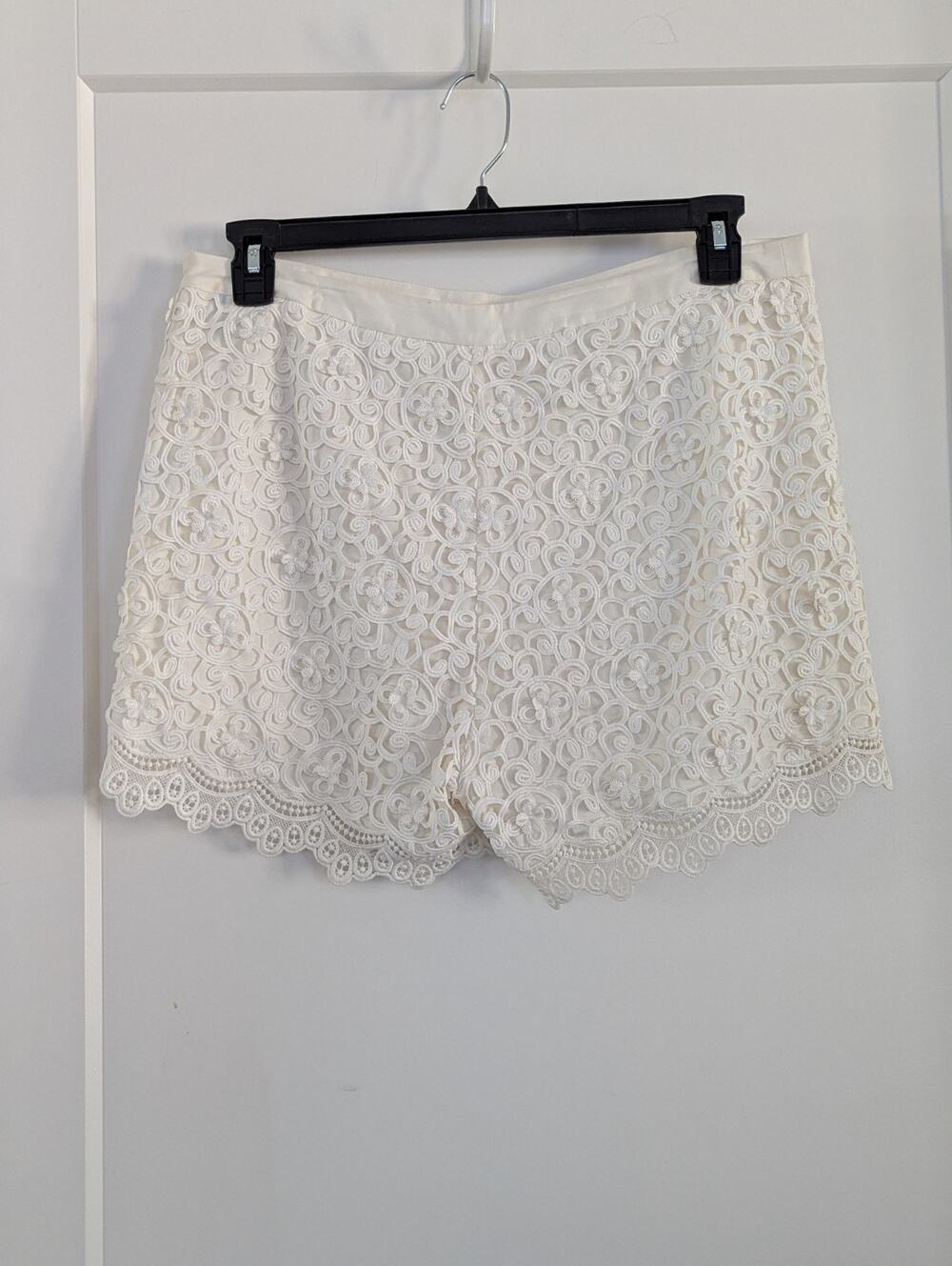 J.McLaughlin Women's Size 12 Ivory Lacy Floral Preppy Chic Shorts EUC